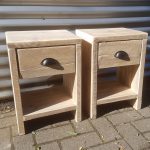 Nachtkast/Nachtkastjes "Joost" met la en legplank van steigerhout met zwarte komgreep