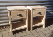 Nachtkast/Nachtkastjes "Joost" met la en legplank van steigerhout met zwarte komgreep